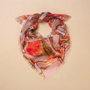 Carré de soie Esra, volutes corail, orange et blanc laiteux