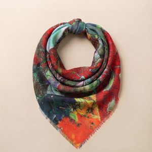 Carré de soie Flamboyant Orange, aplat orange cerné de feuillages bleus et violets