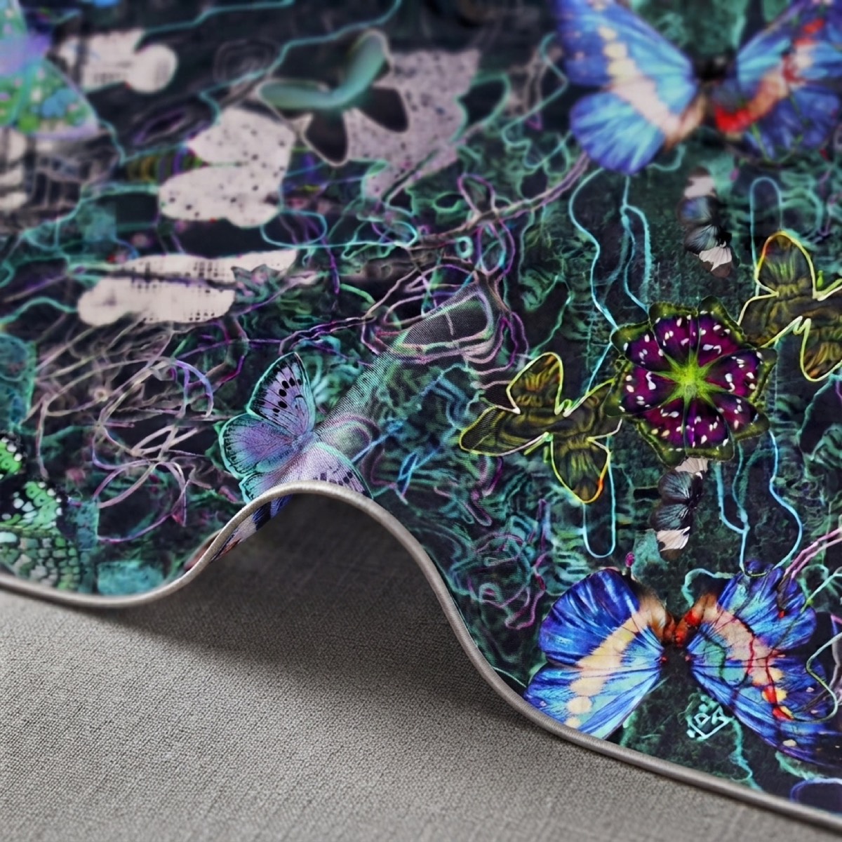 Détail macro de la soie Neon Butterflies